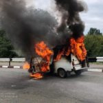 Ледь вискочив: у Нікополі автівка спалахнула на ходу (ФОТО)
